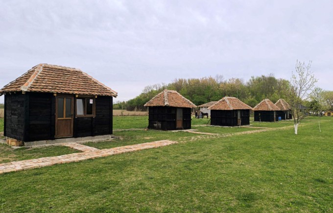 Konak Jezero - Smeštaj u drvenim kućicama na privatnom jezeru